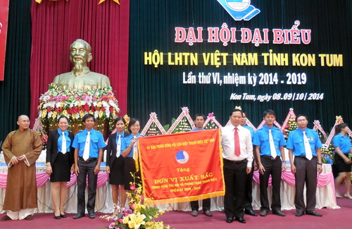 Đồng chí Nguyễn Phi Long trao cờ thi đua cho Hội LHTN Việt Nam tỉnh Kon Tum